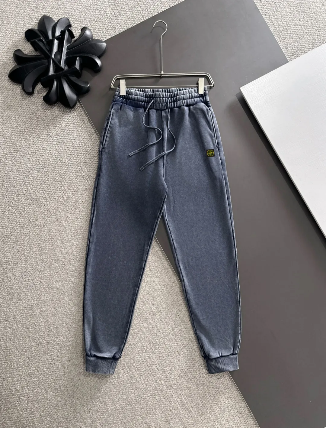 Next day shipment P360 Stone lsland/Stone Island Exclusively launches 25ss autumn and winter new high-quality trousers. Compare real-life details at will. Craftsmanship that ordinary small workshops cannot copy. Top-level ZP development. Unique imported fabric feel. Purely imported German machine production. Precision operation. Ten thousand needle density. A pair of trousers with rich details. You can see the development strength. A full set of new accessories are customized simultaneously. Simple yet elegant. Soft, delicate and comfortable. The upper body is versatile and fashionable. A perfect choice for autumn and winter. A must-have item. Loose fit. Please refer to the size chart when placing an order: S to XXL (or state your height and weight when placing an order)